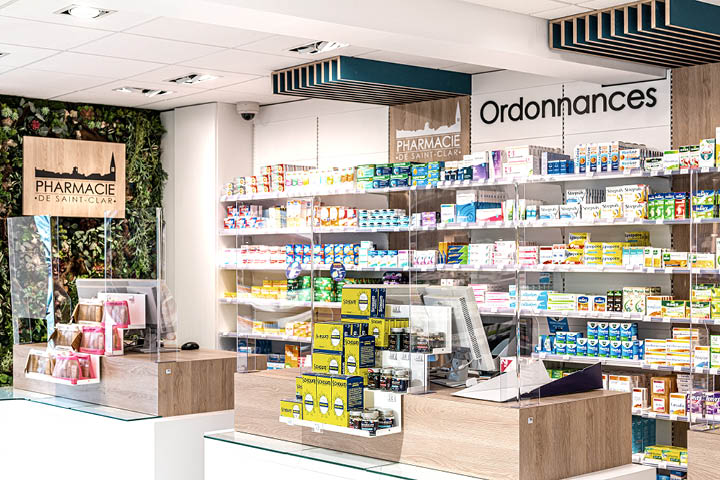 Comptoirs sur mesure facilitant la circulation et offrant un point de conseil personnalisé.