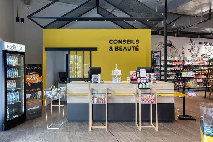 Comptoir d’accueil positionné à l’entrée pour conseils rapides et orientation vers les espaces spécialisés.