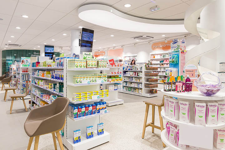 Espace de vente lumineux et fluide de Ma Pharmacie Mutualiste, conçu autour d’un parcours client circulaire.