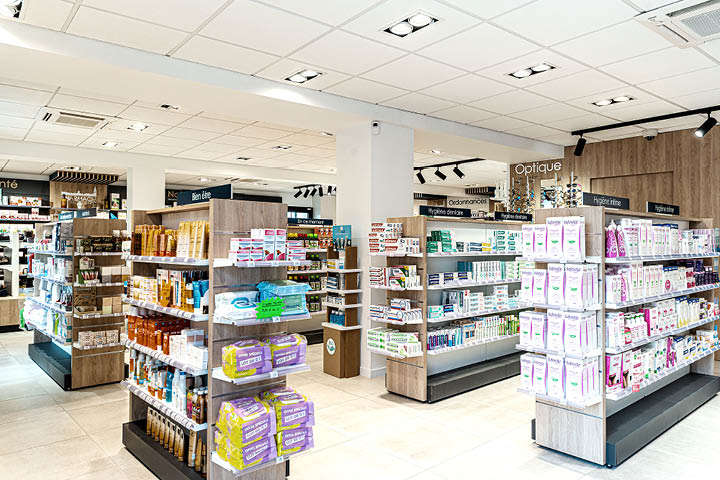 Espace de vente lumineux et fluide, intégrant les différents corners santé, orthopédie et MAD.