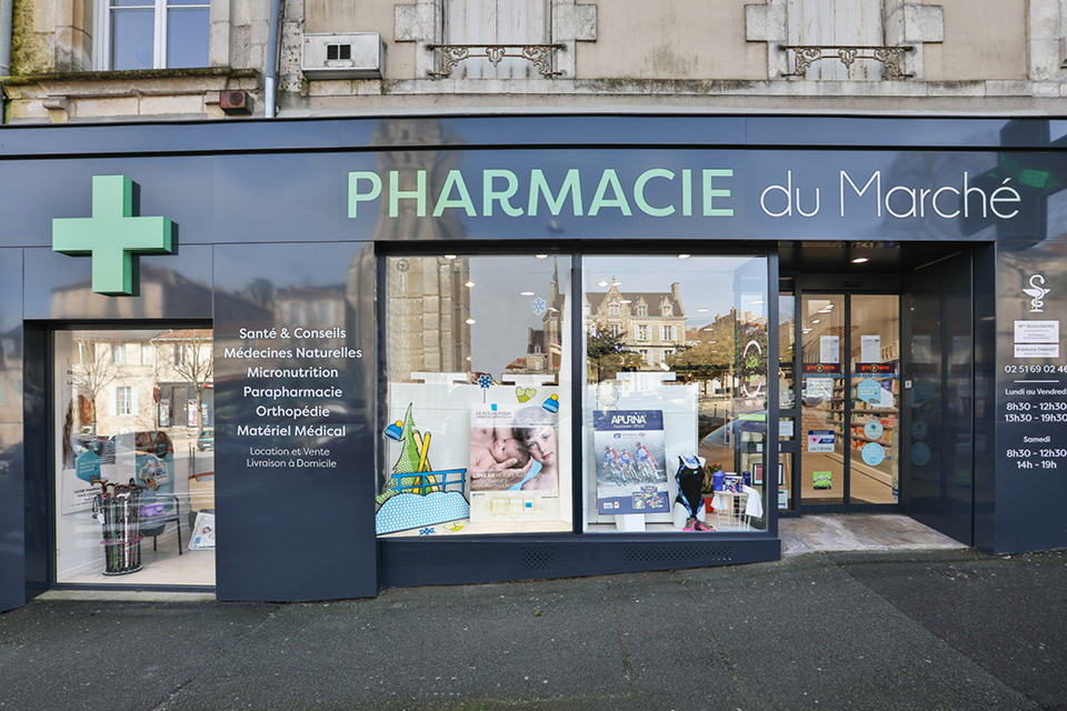 Façade moderne et attractive de la Pharmacie du Marché à Fontenay-le-Comte.