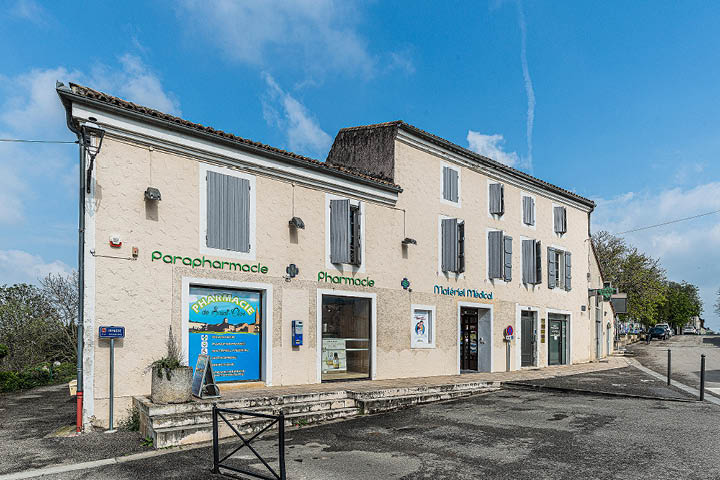 Façade rénovée de la Pharmacie de Saint-Clar avec signalétique moderne et accès accueillant.