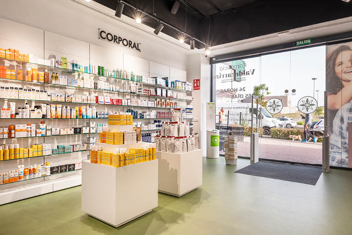 Vue générale de l’espace de vente de la Pharmacie Valdecarrizo avec mobilier sur-mesure, circulation fluide et atmosphère chaleureuse et moderne.
