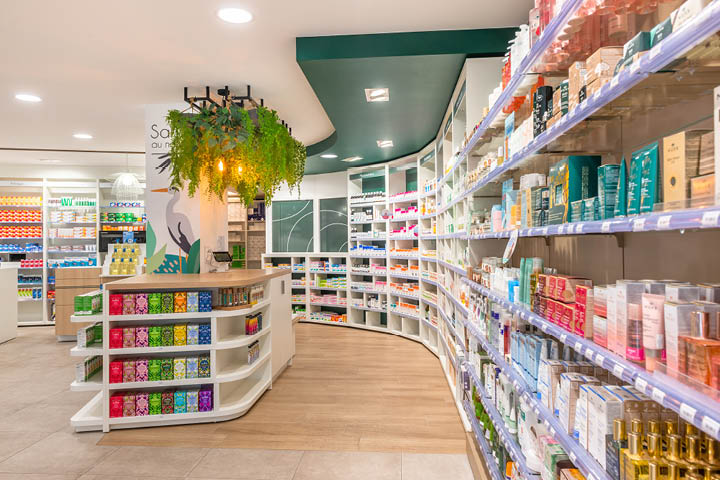 Bar conseil de l’espace Nature avec plafond végétalisé, mobilier sur-mesure et teintes vertes évoquant l’univers botanique et local.