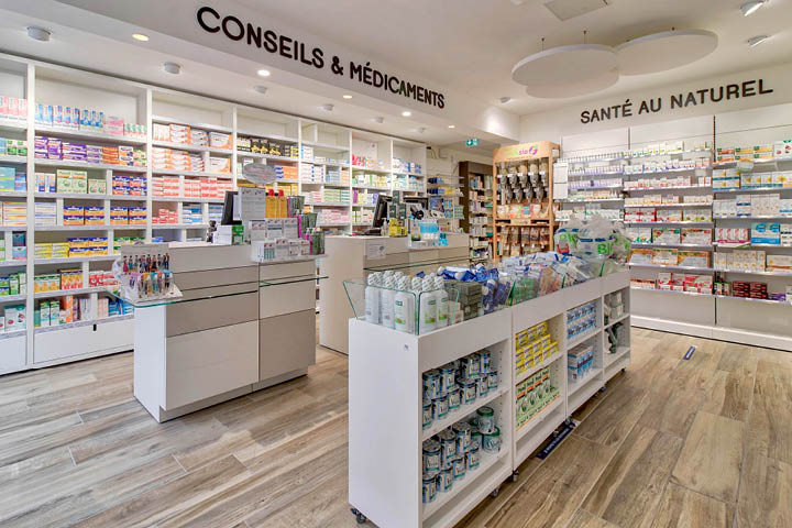 Comptoirs élégants et fonctionnels favorisant les échanges et la proximité avec la patientèle.