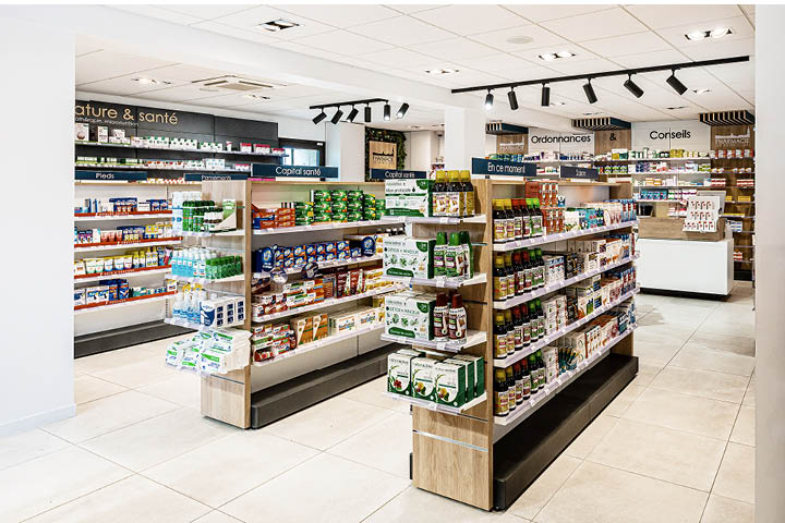 Espace de vente lumineux et fluide, intégrant les différents corners santé, orthopédie et MAD.