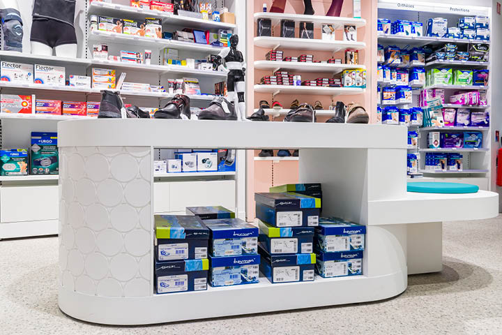 Espace orthopédie personnalisé avec bar d’exposition sur mesure, favorisant le conseil et la confidentialité.