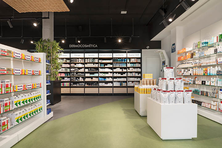 Vue générale de l’espace de vente de la Pharmacie Valdecarrizo avec mobilier sur-mesure, circulation fluide et atmosphère chaleureuse et moderne.