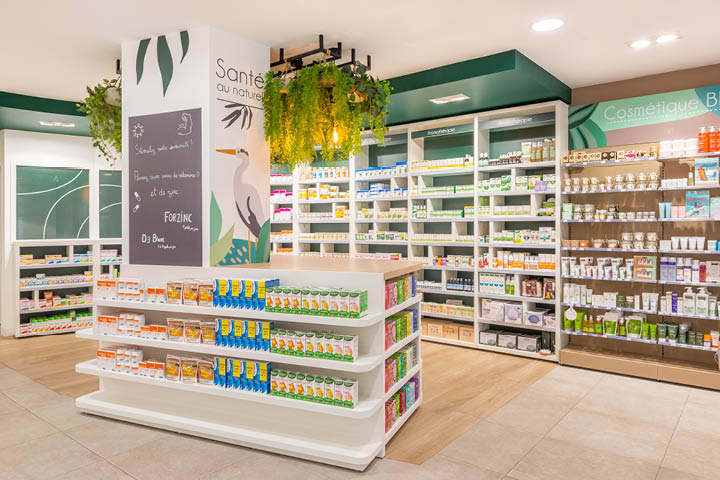 Bar conseil de l’espace Nature avec plafond végétalisé, mobilier sur-mesure et teintes vertes évoquant l’univers botanique et local.