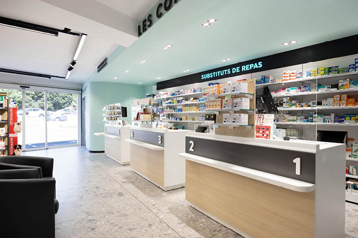 Comptoir sur-mesure avec coloration bleu ciel au plafond et mur, positionné stratégiquement pour optimiser le parcours client.
