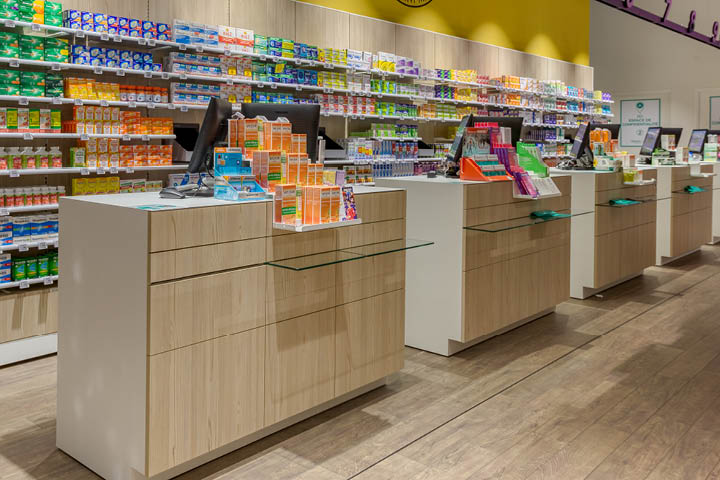 Comptoir d’accueil positionné à l’entrée pour conseils rapides et orientation vers les espaces spécialisés.
