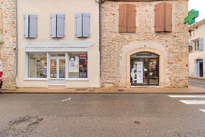Façade modernisée de la Pharmacie Hagolle à Navarrenx, alliant authenticité et design contemporain.