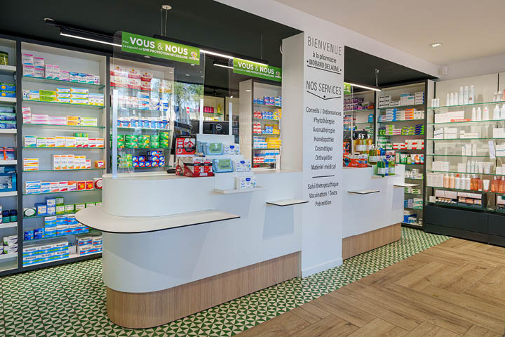 Comptoirs arrondis intégrés au poteau central, optimisant l’espace et l’accessibilité PMR.