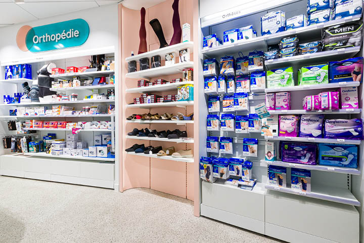 Espace orthopédie personnalisé avec bar d’exposition sur mesure, favorisant le conseil et la confidentialité.