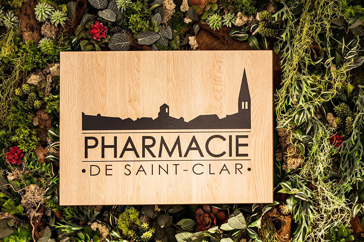 Éléments bois et végétalisés intégrés dans l’officine pour une ambiance chaleureuse et conviviale.