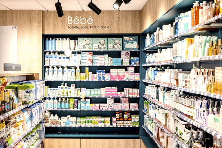 Espace de vente lumineux et fluide, intégrant les différents corners santé, orthopédie et MAD.