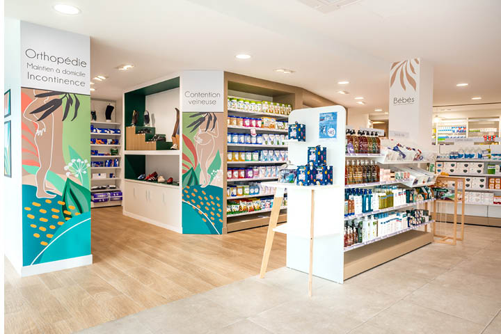 Espace orthopédie de la Pharmacie des 3 Îles, identifiable par un graphisme illustré et un mobilier fonctionnel sur-mesure.