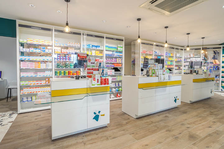 Comptoirs épurés et accueillants au centre du parcours client, favorisant le conseil et la proximité.