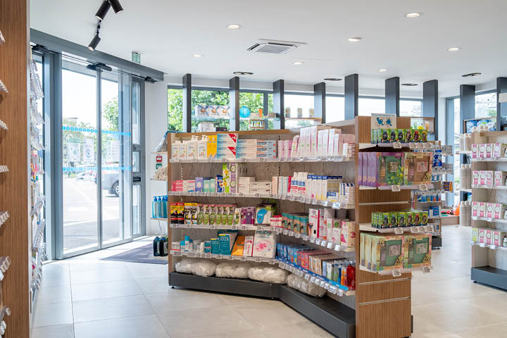 Espace de vente lumineux et raffiné avec mobilier sur mesure et matériaux nobles.