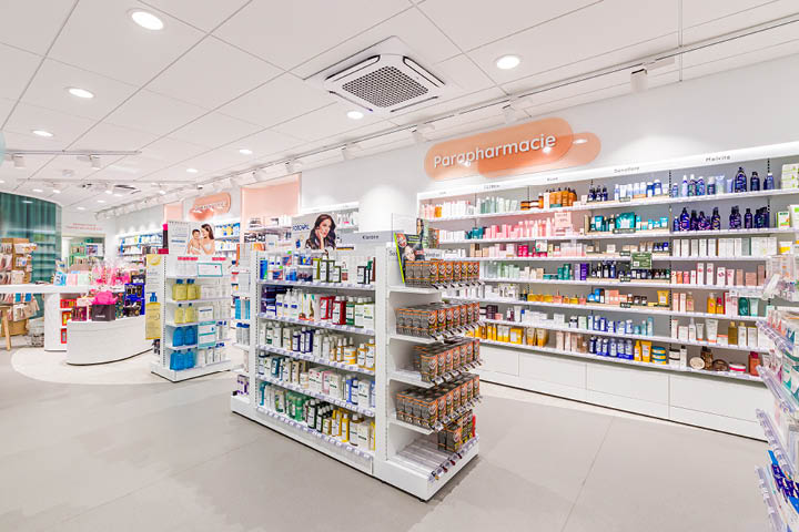 Espace de vente lumineux et fluide de Ma Pharmacie Mutualiste, conçu autour d’un parcours client circulaire.