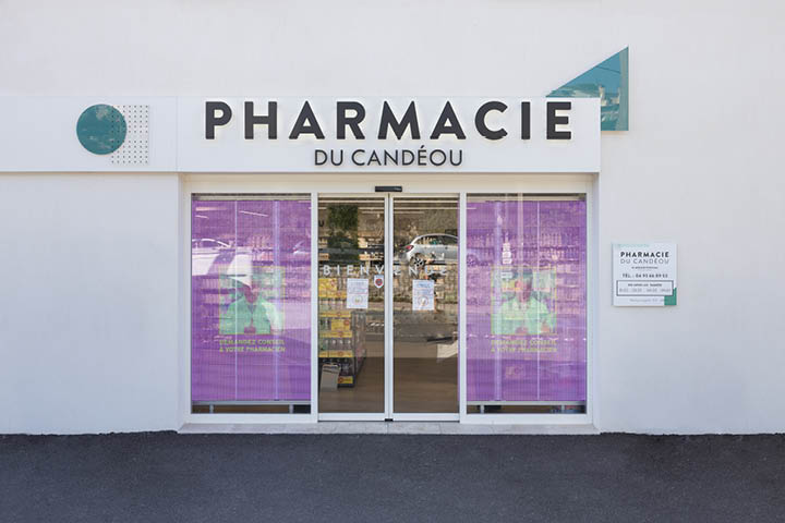 Nouvelle officine du Candéou à Peymeinade, façade moderne avec signalétique claire et accès au pôle santé.