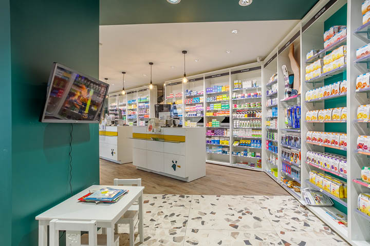 Comptoirs épurés et accueillants au centre du parcours client, favorisant le conseil et la proximité.