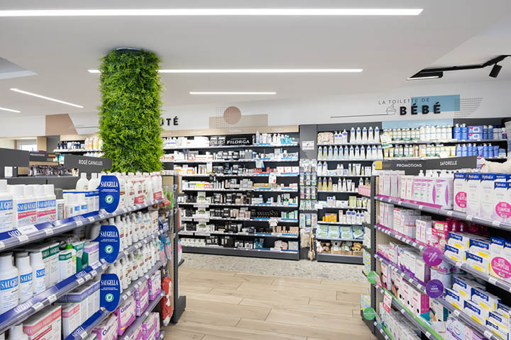 Espace de vente avec lames en bois et bandes LED au sol guidant le parcours client vers les comptoirs.