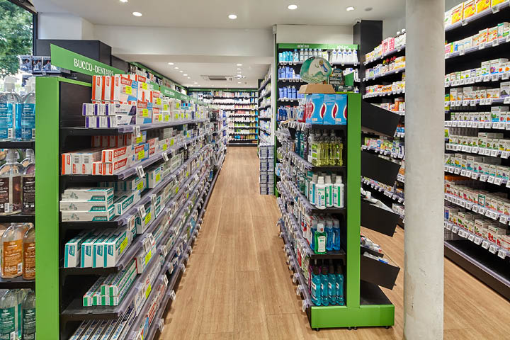 Gondoles Slim de la Pharmacie du 20ᵉ à Paris, optimisant l’espace et facilitant la circulation tout en exposant efficacement les produits.