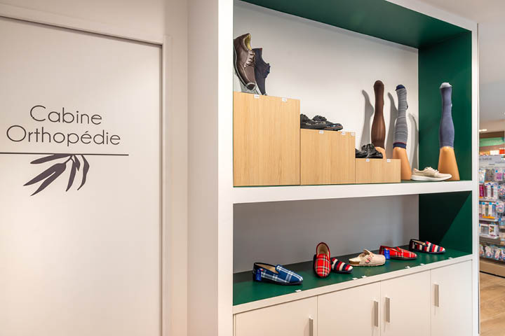 Espace orthopédie de la Pharmacie des 3 Îles, identifiable par un graphisme illustré et un mobilier fonctionnel sur-mesure.
