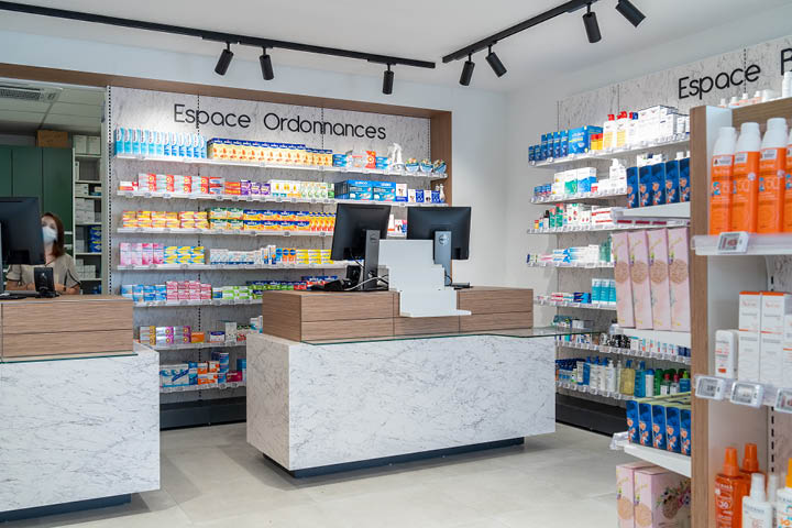 Comptoirs élégants en marbre et bois favorisant les échanges et la proximité client.
