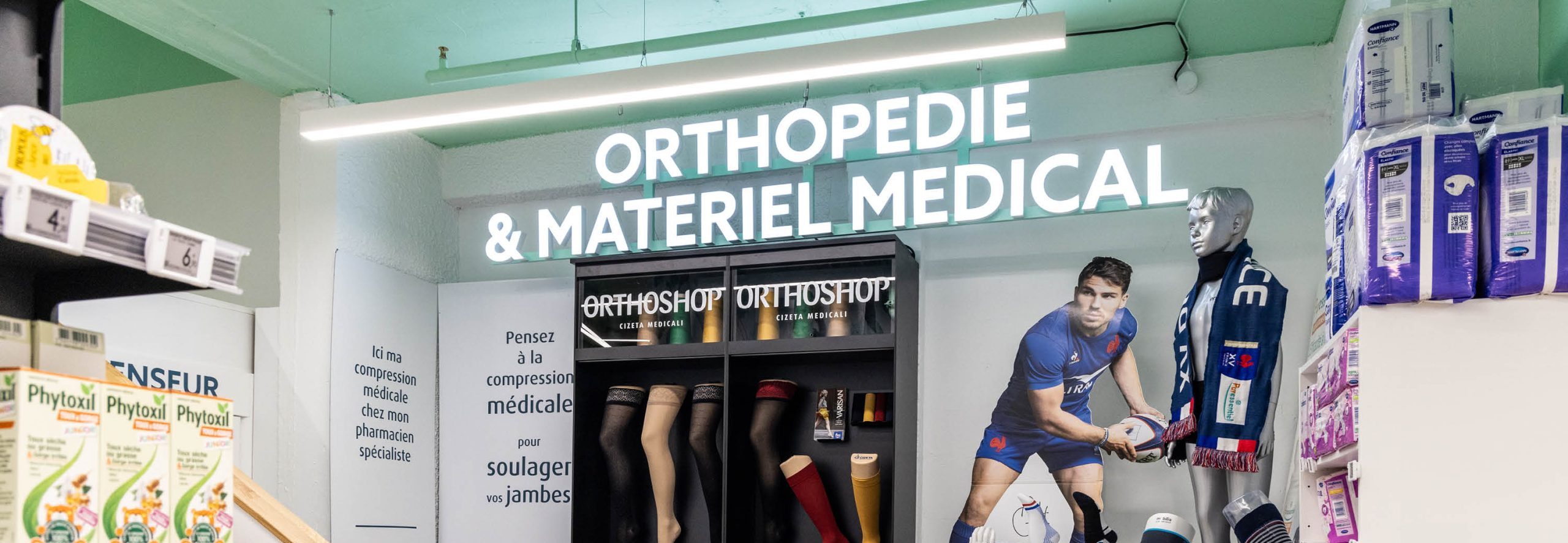 Signalétique claire et design dans une pharmacie moderne pour améliorer le parcours client.