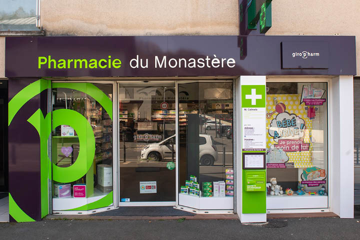 Façade modernisée de la Pharmacie du Monastère, intégrant les codes Giropharm et l’identité locale du village.