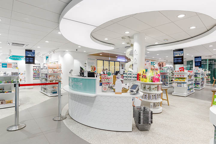Corner beauté de Ma Pharmacie Mutualiste, alliant design moderne et mobilier coloré inspiré de la nouvelle charte graphique.