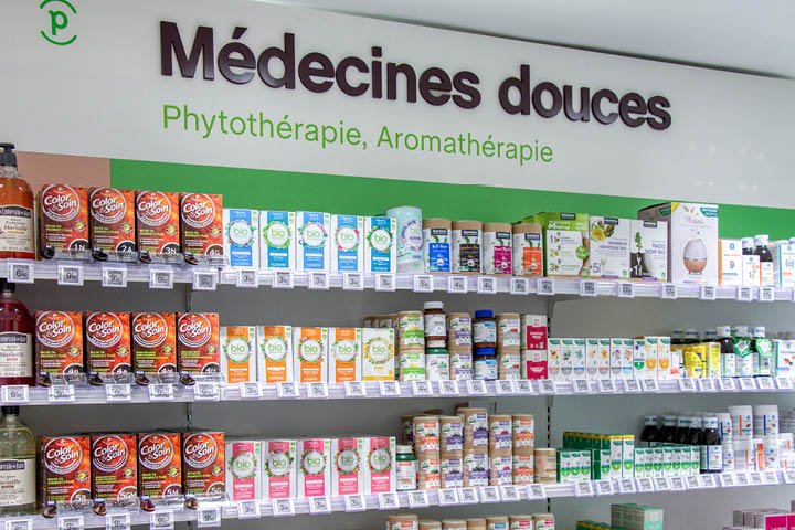 Signalétique claire et colorée inspirée de la charte Giropharm, facilitant l’orientation au sein de l’officine.