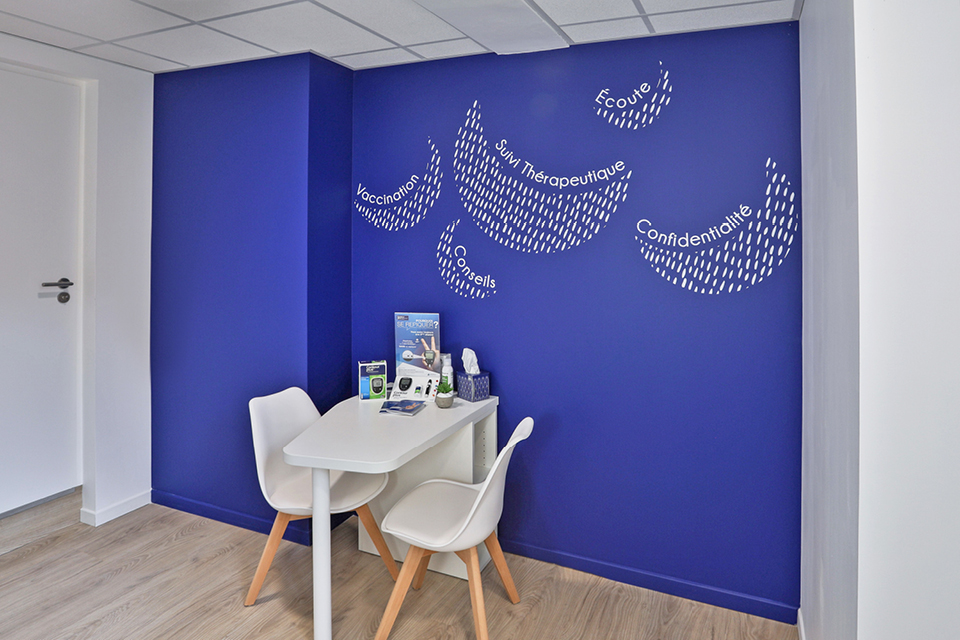 Cabine de soins orthopédie et bien-être au design rassurant et fonctionnel.
