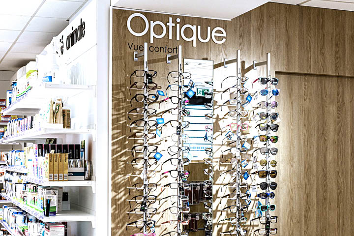 Espace optique mis en valeur par la lumière et le choix des matériaux.
