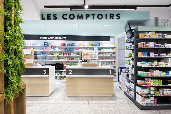 Comptoir sur-mesure avec coloration bleu ciel au plafond et mur, positionné stratégiquement pour optimiser le parcours client.