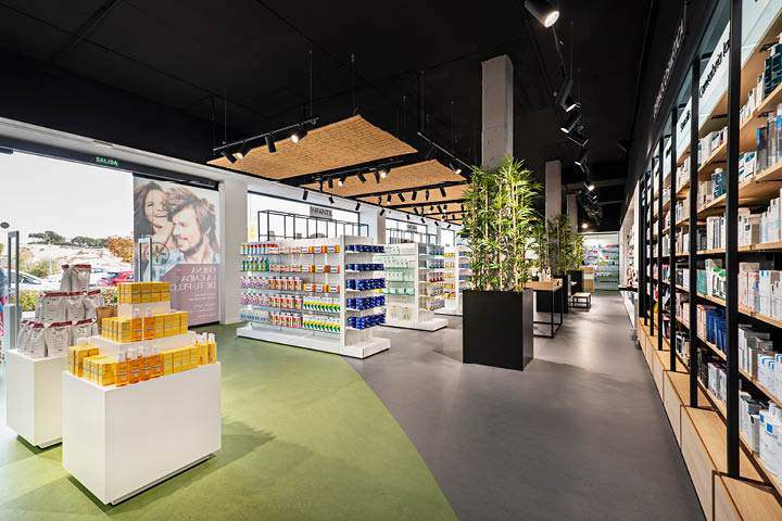 Vue générale de l’espace de vente de la Pharmacie Valdecarrizo avec mobilier sur-mesure, circulation fluide et atmosphère chaleureuse et moderne.