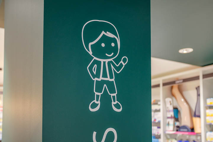 Nouveau logo de la pharmacie reprenant la cartographie du quartier et les éléments naturels environnants.
