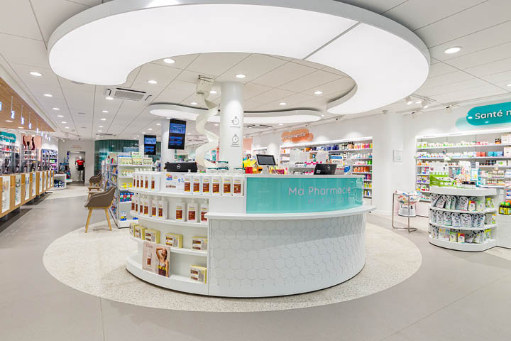 Comptoirs d’accueil spacieux et conviviaux, favorisant les échanges entre patients et pharmaciens.