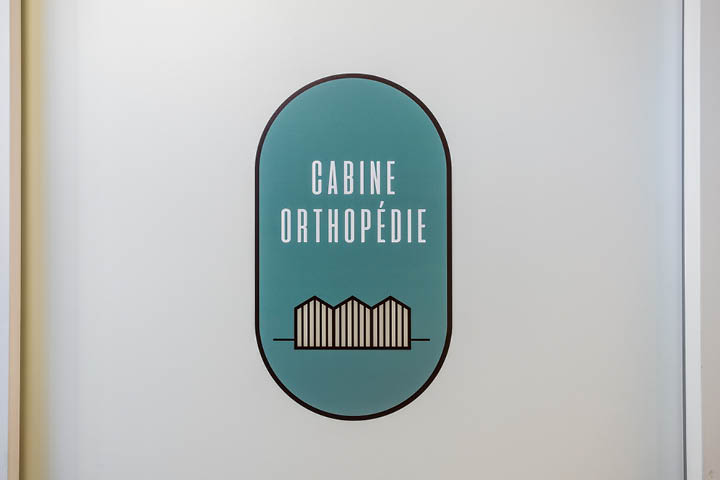 Signalétique et graphismes adaptés aux périodes estivales, intégrant cabines de plage et éléments naturels de La Baule-Escoublac.