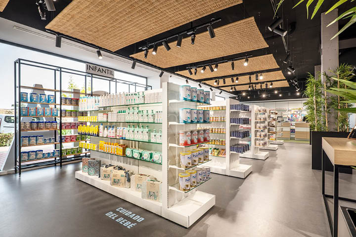 Gondoles positionnées perpendiculairement dans la Pharmacie Valdecarrizo pour optimiser le parcours client et mettre en valeur les produits de santé et parapharmacie.