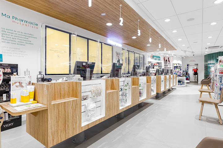Comptoirs d’accueil spacieux et conviviaux, favorisant les échanges entre patients et pharmaciens.