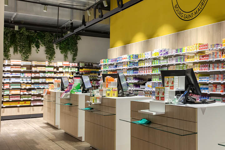 Comptoir d’accueil positionné à l’entrée pour conseils rapides et orientation vers les espaces spécialisés.