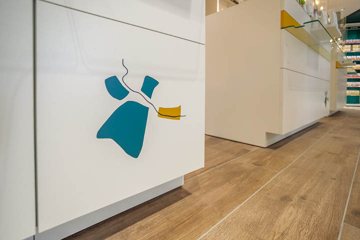 Nouveau logo de la pharmacie reprenant la cartographie du quartier et les éléments naturels environnants.