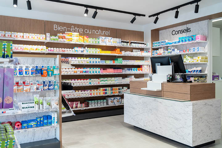 Comptoirs élégants en marbre et bois favorisant les échanges et la proximité client.