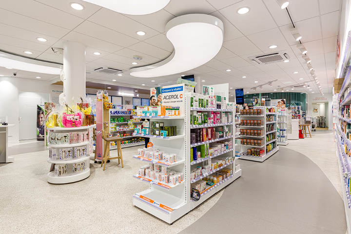 Espace de vente lumineux et fluide de Ma Pharmacie Mutualiste, conçu autour d’un parcours client circulaire.