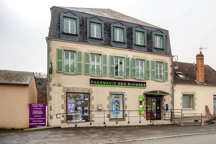 Façade moderne de la Pharmacie des Rivières à Chambon-sur-Voueize, respectant l’identité visuelle Giropharm.