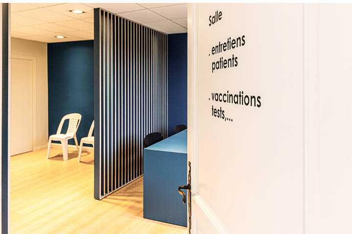Cabine orthopédique signalée par des couleurs et motifs spécifiques, favorisant confort et reconnaissance de l’expertise.