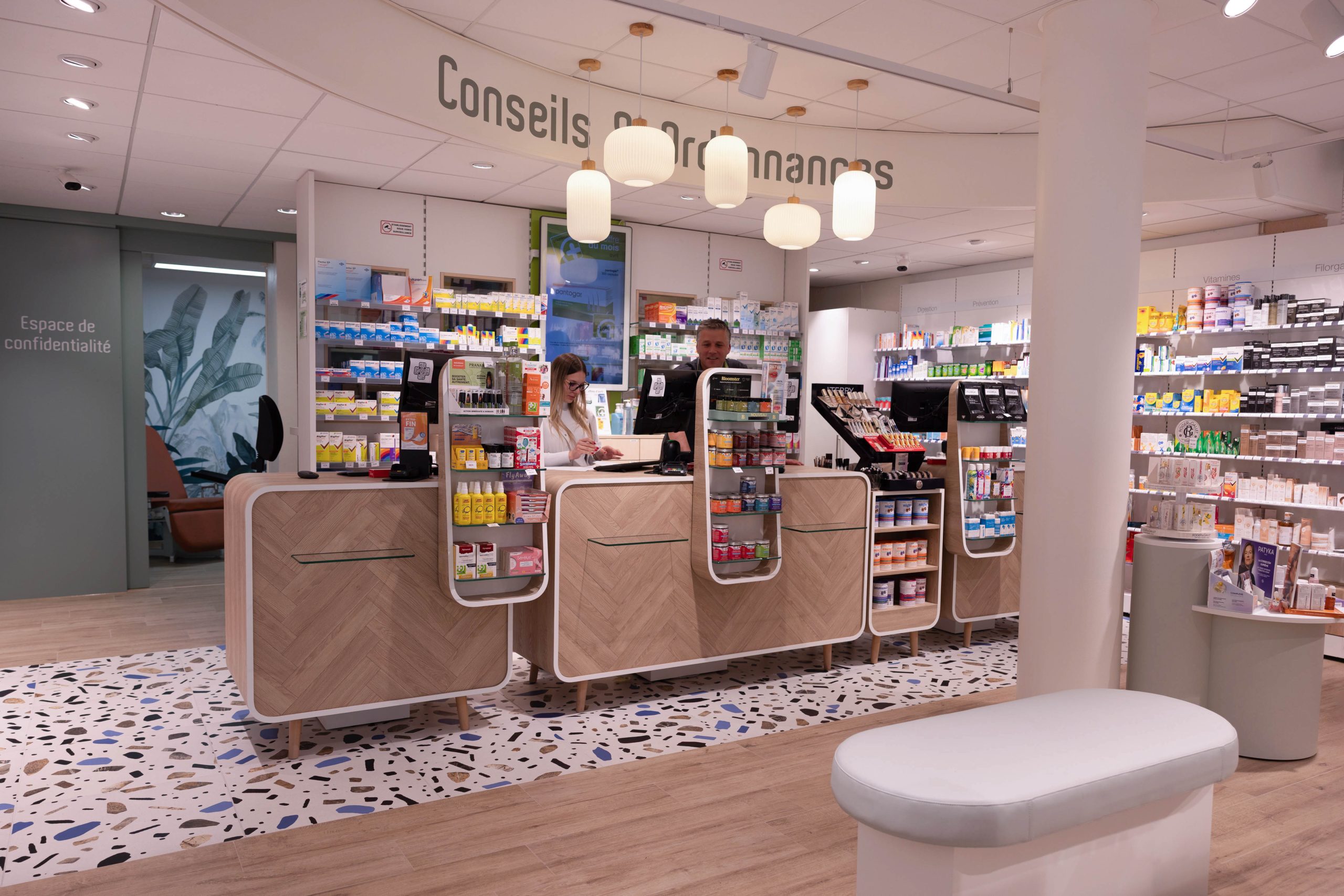 Comptoir inspiration 50. Mobilier sur-mesure. PharmaciePlus d'Echandens.